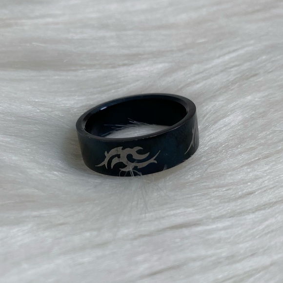 Black ring with design, size 8.5 - Picture 4 of 5